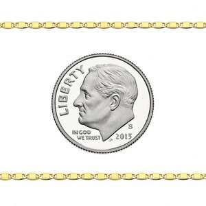 Puede incluir: Un collar de cadena de oro con un estilo de eslab&oacute;n marinero. La cadena se muestra junto a una moneda de diez centavos de d&oacute;lar estadounidense para comparar el tama&ntilde;o.
