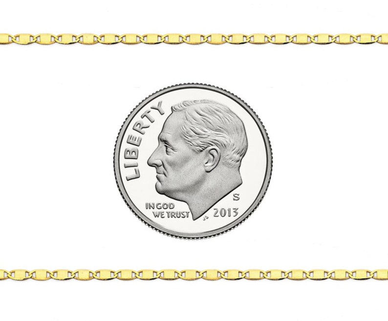 Puede incluir: Un collar de cadena de oro con un estilo de eslab&oacute;n marinero. La cadena se muestra junto a una moneda de diez centavos de d&oacute;lar estadounidense para comparar el tama&ntilde;o.