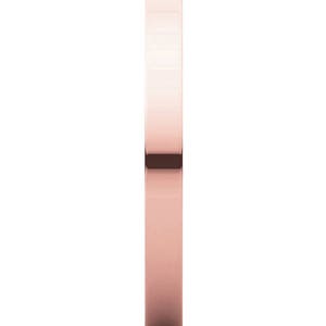 Op de afbeelding: Een eenvoudige trouwring van ros&eacute;goud met een gladde, gepolijste afwerking.