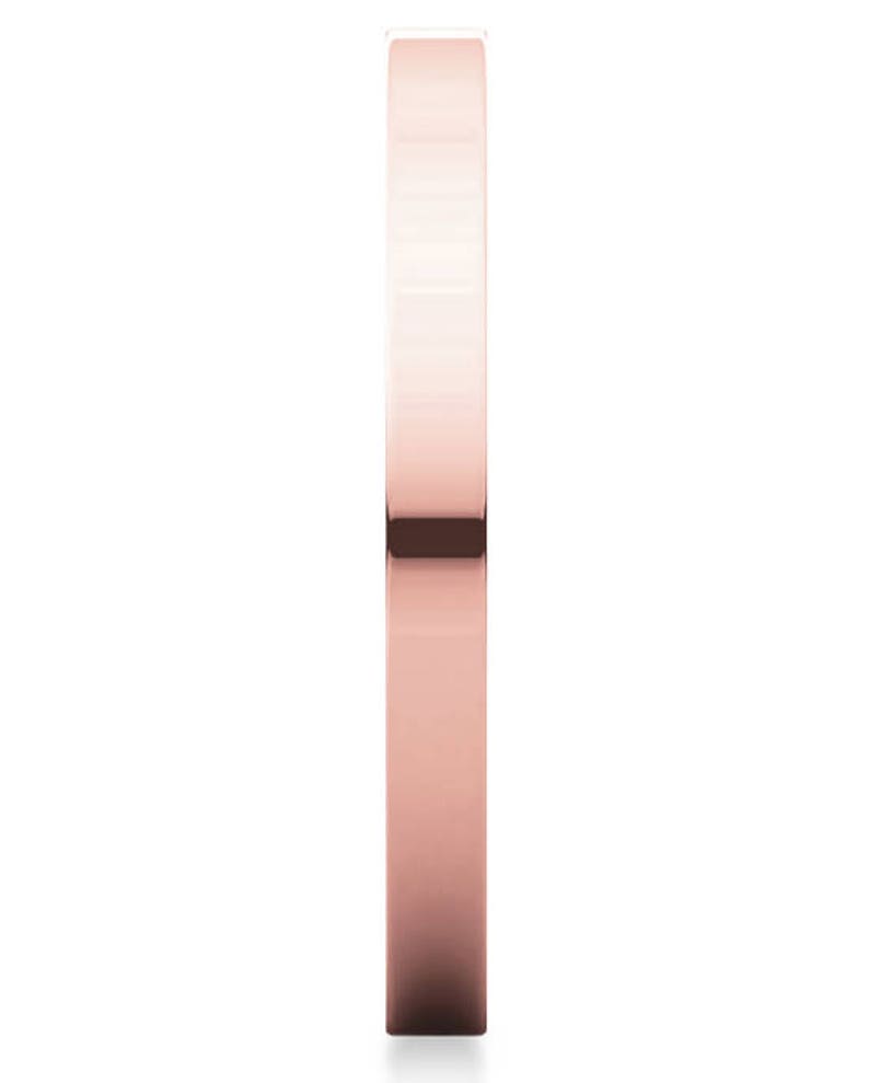 Op de afbeelding: Een eenvoudige trouwring van ros&eacute;goud met een gladde, gepolijste afwerking.