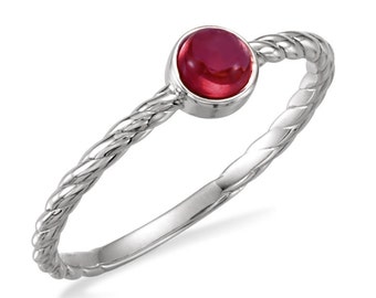 Anillo de plata de ley con granate – Cabujón engastado en bisel, banda de cuerda trenzada, talla 6.5
