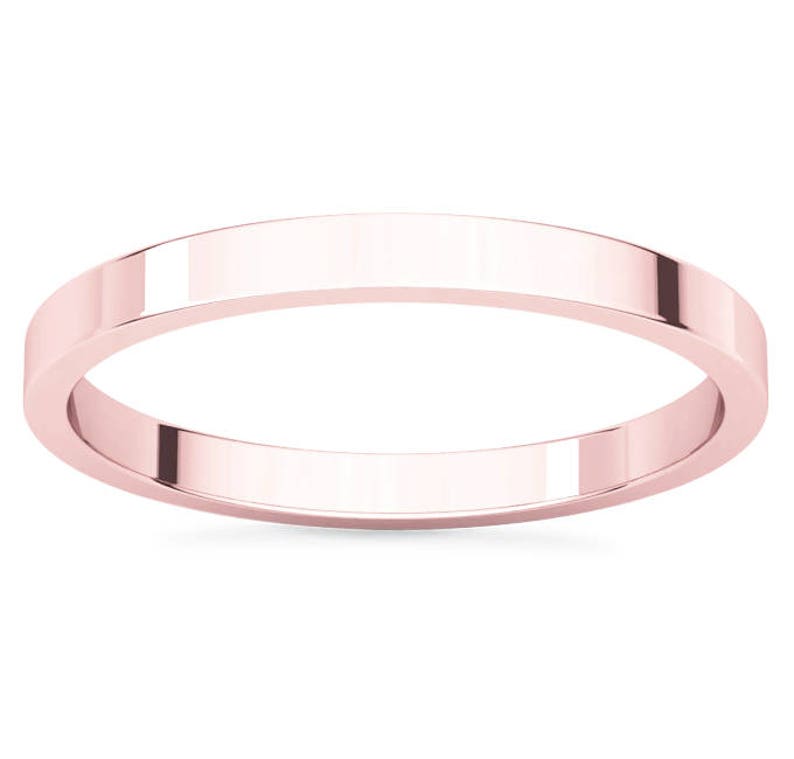 Op de afbeelding: Een eenvoudige, gepolijste ros&eacute;gouden trouwring.