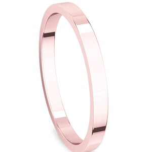 Op de afbeelding: Een eenvoudige, gepolijste ros&eacute;gouden trouwring. De ring is plat en heeft een gladde afwerking.