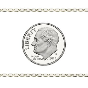 Puede incluir: Un collar de cadena marinera de plata, mostrado junto a una moneda de diez centavos de d&oacute;lar estadounidense para comparar el tama&ntilde;o. La cadena est&aacute; hecha de plata pulida y tiene un dise&ntilde;o cl&aacute;sico y atemporal.
