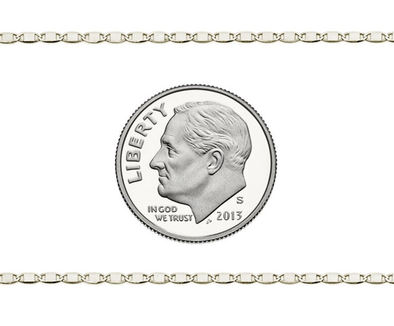 Puede incluir: Un collar de cadena marinera de plata, mostrado junto a una moneda de diez centavos de d&oacute;lar estadounidense para comparar el tama&ntilde;o. La cadena est&aacute; hecha de plata pulida y tiene un dise&ntilde;o cl&aacute;sico y atemporal.