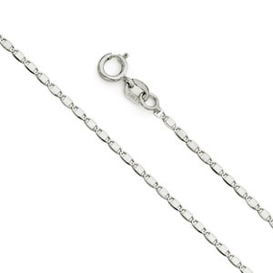 Puede incluir: Un collar de plata de 14 quilates con una cadena de eslabones tipo marinero. La cadena se muestra sobre un fondo blanco.