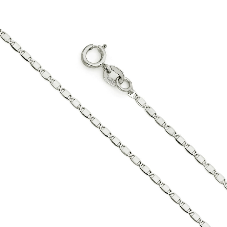 Puede incluir: Un collar de plata de 14 quilates con una cadena de eslabones tipo marinero. La cadena se muestra sobre un fondo blanco.