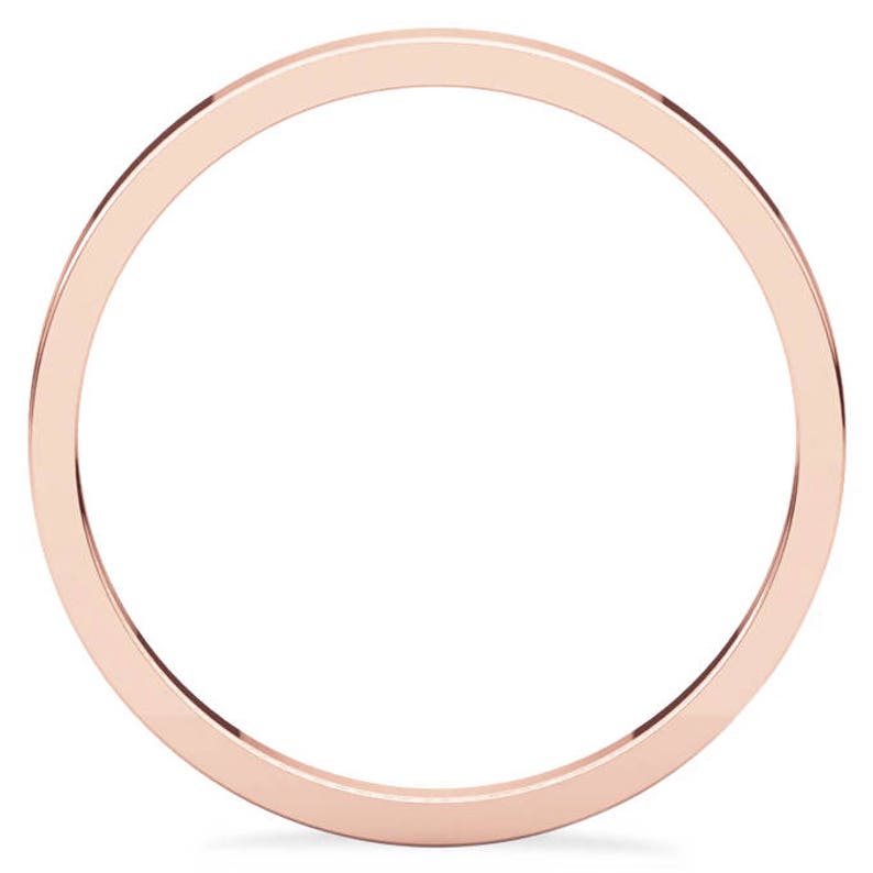 Op de afbeelding: Een eenvoudige, gepolijste ros&eacute;gouden ring.