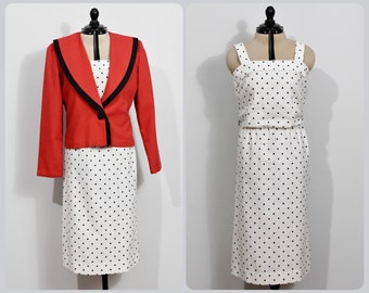 Toni Todd Vestido blanco de lunares con blazer rojo