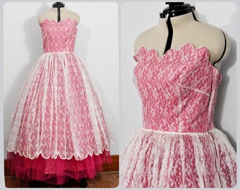 Robe Cupcake sans bretelles en dentelle rose vif et blanche des années 50