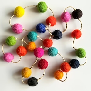 Färgat halsband, Halsband med flerfärgat filtkulor, Pompom-halsband, Halsband med filtpompomer, Modernt halsband, Present till kvinnor