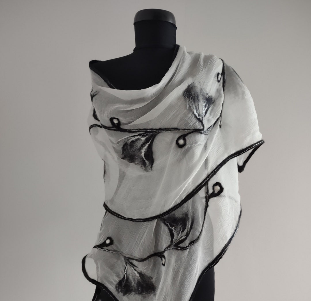 Sciarpa in feltro Nuno: elegante sciarpa in lana merino di seta