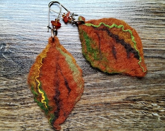 Oorbellen met vilten blad: handgemaakte herfstsieraden van merinowol