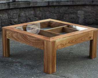 Glazen en houten salontafel met laden en verborgen compartimenten