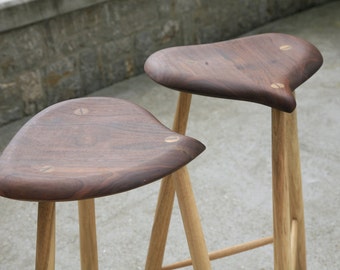 Taburetes de barra de nueces canadienses inspirados en Esherick