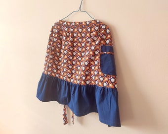 Delantal vintage de algodón con estampado floral y ribete azul marino