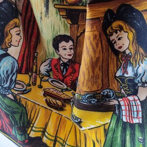 Puede incluir: Un mantel vintage con una ilustraci&oacute;n colorida de tres personas sentadas en una mesa. El mantel tiene un fondo amarillo con acentos marrones, verdes y rojos. La ilustraci&oacute;n representa a una mujer con un vestido azul y verde, un hombre con un chaleco rojo y una mujer con un vestido verde y negro. El mantel tiene un borde a rayas verde y blanco.