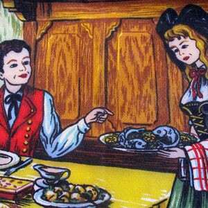Puede incluir: Una ilustraci&oacute;n vintage de un hombre y una mujer sentados a una mesa con un plato de comida. El hombre lleva un chaleco rojo y una camisa azul. La mujer lleva un vestido blanco y negro con una cinta roja. La mesa est&aacute; cubierta con un mantel amarillo y hay un plato de comida en la mesa.