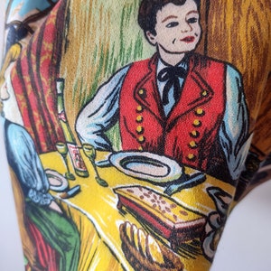 Puede incluir: Una ilustraci&oacute;n vintage de una mesa puesta con un hombre con un chaleco rojo y una camisa azul. La mesa est&aacute; cubierta con un mantel amarillo con un patr&oacute;n marr&oacute;n y negro. Hay un plato de comida en la mesa, as&iacute; como una copa de vino.
