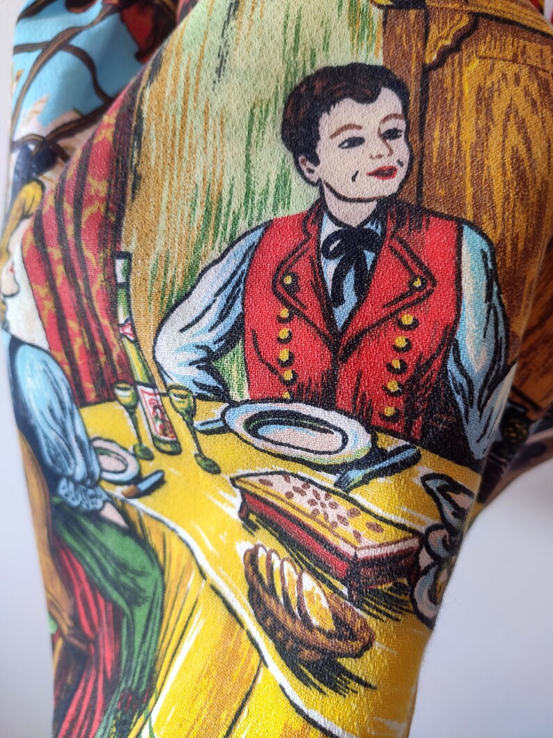 Puede incluir: Una ilustraci&oacute;n vintage de una mesa puesta con un hombre con un chaleco rojo y una camisa azul. La mesa est&aacute; cubierta con un mantel amarillo con un patr&oacute;n marr&oacute;n y negro. Hay un plato de comida en la mesa, as&iacute; como una copa de vino.