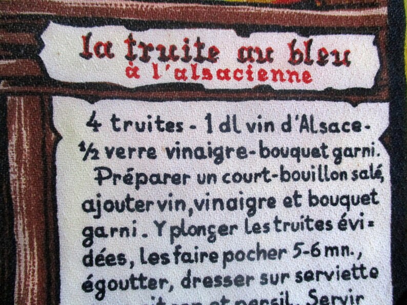 Puede incluir: Una tarjeta de receta vintage con fondo blanco y texto negro. La receta es para "la truite au bleu &agrave; l'alsacienne", que se traduce como "trucha azul al estilo alsaciano". La receta requiere 4 truchas, 1 decilitro de vino de Alsacia, 1 1/2 vasos de vinagre, un bouquet garni y sal. Las instrucciones son preparar un caldo corto, agregar el vino, el vinagre y el bouquet garni, pochar las truchas durante 5-6 minutos, escurrir y servir.