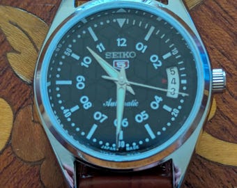 Reloj de pulsera automático Seiko 5 para hombre, estilo años 70, con correa de cuero genuino color marrón de dos piezas. Funciona y mantiene la hora.