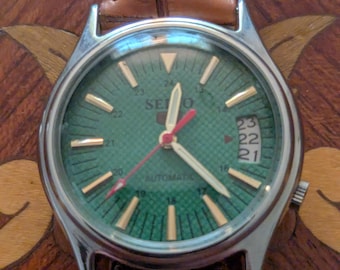 Reloj de pulsera automático Seiko 5 para hombre, estilo vintage de los años 70, con esfera verde lino y números dorados.