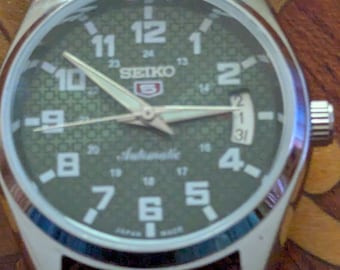 Vintage 70's Style Seiko 5 Men's Self Winding Automatic Wrist Watch with Genuine Leather 2 Piece Straps Running and Keeping Time