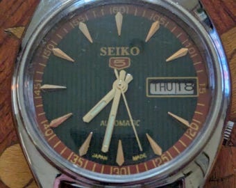 Reloj de pulsera automático Seiko 5 vintage para hombre, de cuerda automática, con brazalete de acero inoxidable, funcionando y manteniendo la hora.