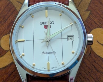 Reloj de pulsera automático Seiko 5 para hombre, estilo años 70, funcionando y manteniendo la hora.