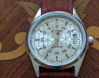 Reloj de pulsera automático Seiko 5 para hombre con esfera plateada tipo "panal de abeja" y correa de cuero genuino de 2 piezas.