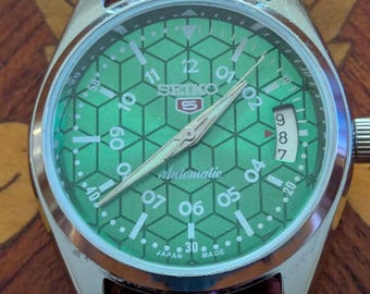 Vintage 70's Style Seiko 5 Men's Self Winding Automatic Wrist Watch with Genuine Leather Straps. Running and Keeping Time