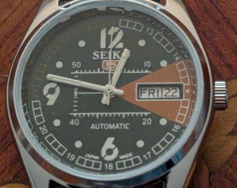 Reloj de pulsera automático Seiko 5 para hombre, estilo vintage de los años 70, con cuerda automática, funcionando y manteniendo la hora.