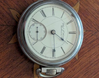 Reloj de bolsillo Rockford Private Label de 1887, tamaño 18, con 11 joyas y caja ornamentada, funcionando y marcando la hora.