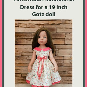 Peut inclure: Une poupée vêtue d'une robe à imprimé floral avec un col et des bordures roses. La robe est conçue pour une poupée Gotz de 48 cm. L'image comprend le texte "PDF Pattern and Phototutorial".