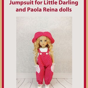 Può includere: Modello PDF e tutorial fotografico per una tuta rosa con pois bianchi per bambole Little Darling e Paola Reina. La bambola indossa la tuta e un cappello rosa con pois bianchi.