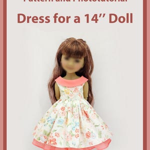Puede incluir: Una muñeca con un vestido floral con cuello y dobladillo color melocotón. El vestido está diseñado para una muñeca de 35,5 cm. La imagen incluye el texto "PDF Pattern and Phototutorial".