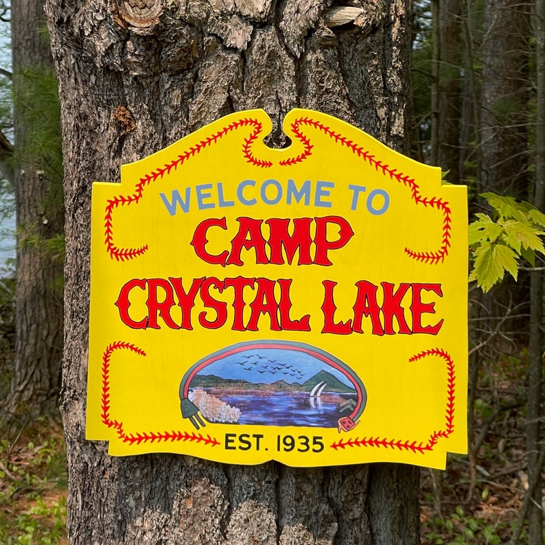 Bienvenido al Campamento Crystal Lake: réplica del letrero amarillo de la película Viernes 13, artículo de colección - Regalo para fans del terror, regalo de Navidad imagen 1