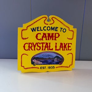 Réplica del cartel amarillo de la película "Bienvenido a Camp Crystal Lake" (Viernes 13), objeto coleccionable de recuerdo, letrero de madera de 5 pulgadas, bandeja escalonada, decoración de estantes.