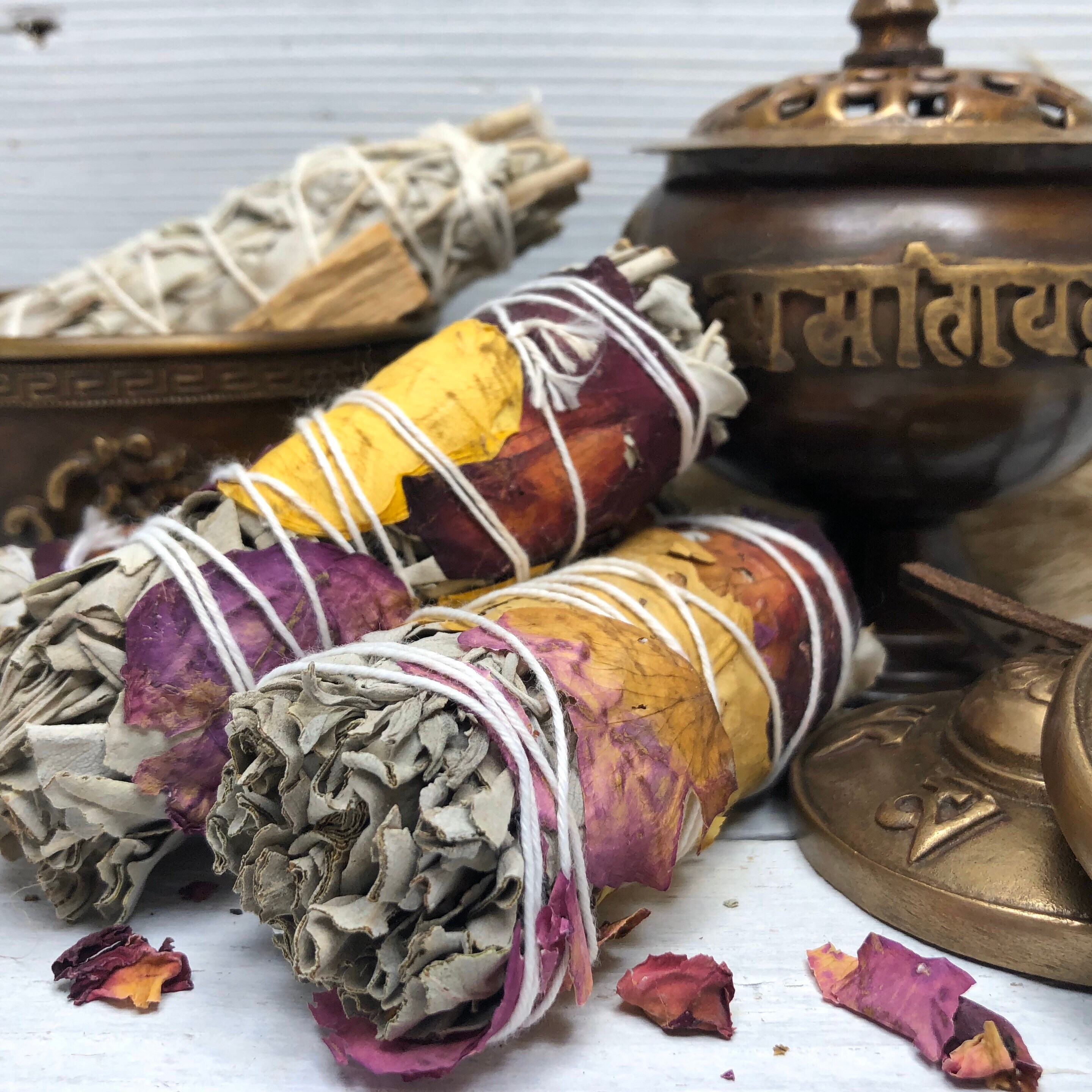 LOVE - ローズペタル、パロサント、ローズクォーツ入りホワイトセージ