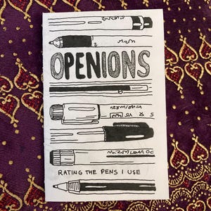 以下が含まれることがあります： 「OPENIONS」というタイトルの手書きのリストで、さまざまなペンを評価しています。リストには、ペンの名前とサイズが記載されています。リストの下部には「RATING THE PENS I USE」というテキストがあります。