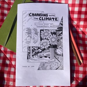 Puede incluir: Un ensayo visual en blanco y negro titulado "Changing with the Climate" con ilustraciones de manos, flores y un coche. El ensayo trata sobre educación ambiental y está en papel blanco. Dos lápices y un cuaderno verde también están en la imagen.