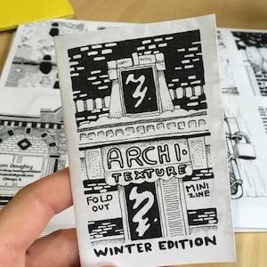 Może przedstawiać: Czarno-biała ilustracja budynku z napisem "Archi Texture Mini Zine Edycja Zimowa". Budynek ma ceglaną fasadę i duże okno ze stylizowanym wzorem.