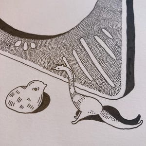 Puede incluir: Ilustraci&oacute;n en blanco y negro que presenta una criatura estilizada con forma de dinosaurio con cuello y cola largos, junto a una peque&ntilde;a figura redonda con forma de p&aacute;jaro. El fondo incluye una forma grande y punteada.
