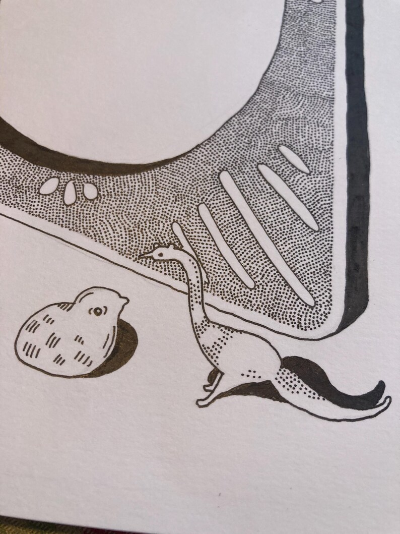 Puede incluir: Ilustraci&oacute;n en blanco y negro que presenta una criatura estilizada con forma de dinosaurio con cuello y cola largos, junto a una peque&ntilde;a figura redonda con forma de p&aacute;jaro. El fondo incluye una forma grande y punteada.