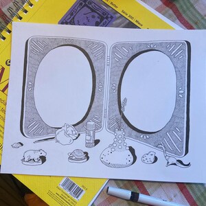 Puede incluir: Ilustraci&oacute;n en blanco y negro a pluma de una doble p&aacute;gina con dos grandes marcos ovalados. La ilustraci&oacute;n incluye una rosa, un jarr&oacute;n con una planta y varias figuras de animales peque&ntilde;os.