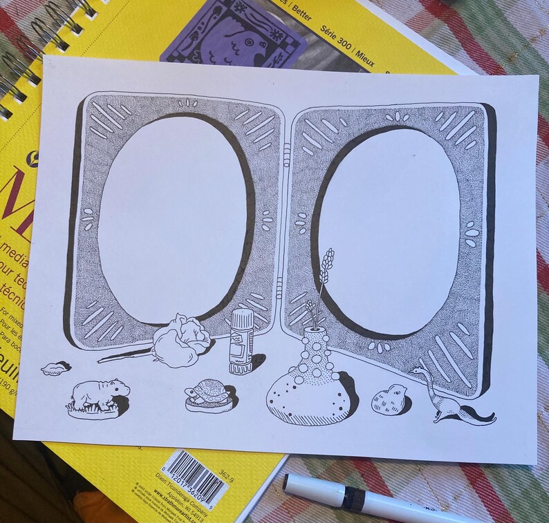 Puede incluir: Ilustraci&oacute;n en blanco y negro a pluma de una doble p&aacute;gina con dos grandes marcos ovalados. La ilustraci&oacute;n incluye una rosa, un jarr&oacute;n con una planta y varias figuras de animales peque&ntilde;os.
