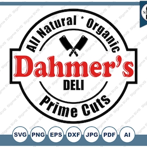 Pode incluir: Logotipo preto e branco com o texto "All Natural * Organic Dahmer's DELI Prime Cuts" em um círculo. O texto "Dahmer's" está em vermelho. Duas facas de açougueiro cruzadas estão no centro do círculo.