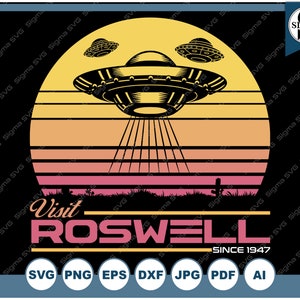 Pode incluir: Um design gráfico de estilo retro que apresenta um OVNI com raios de luz brilhando para baixo, sobre um fundo de pôr do sol com listras. O texto "Visit Roswell Since 1947" está abaixo do OVNI.