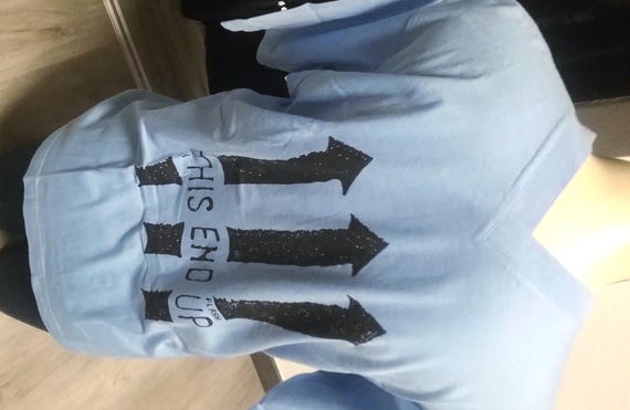 Sale 30% T-Shirt, short sleeve, graphic-This End up- 3 arrows, light blue-black, V-neck, BIG format, Fesh/Flash, Vintage